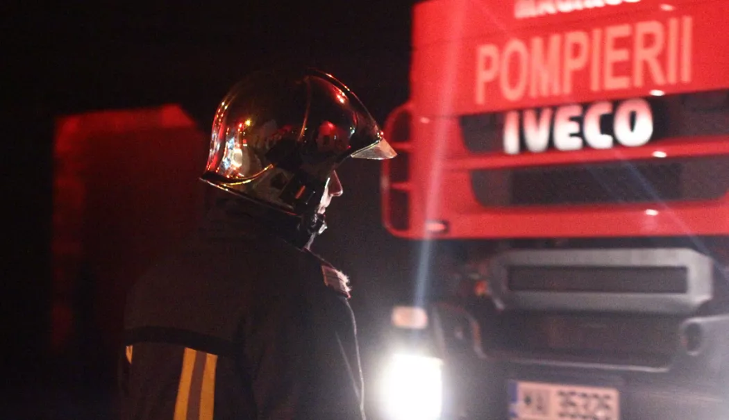 O țigară uitată aprinsă a provoacat un incendiu violent într-un apartament - pompiermasinanoapte1-1774852657.webp