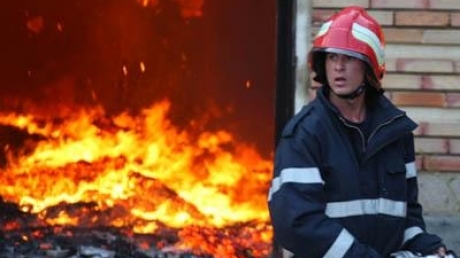 Arde o casă la Valu lui Traian - pompierrealitateanet-1331704573.jpg