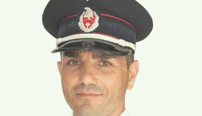 Demn de laude! Și-a început cariera salvând un bebeluș de la moarte! - pompierromulus2-1603034038.jpg