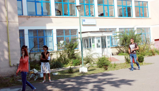 Cum ajung profesorii să achite amenzile date școlilor - pontica-1381417937.jpg
