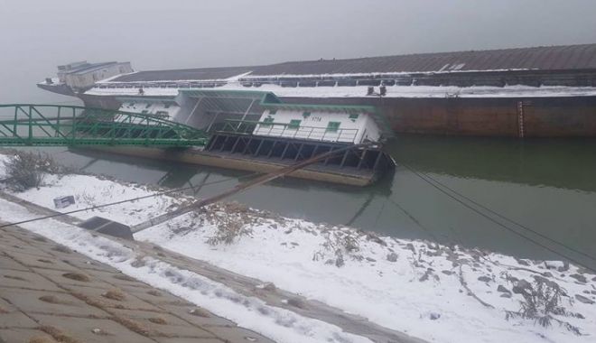 Pontonul de acostare din Portul Giurgiu s-a rupt și a căzut în Dunăre - ponton4189549805568n51612100-1544602393.jpg