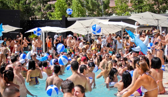Cum încearcă hotelierii să atragă cât mai mulți turiști - poolparty-1340136160.jpg