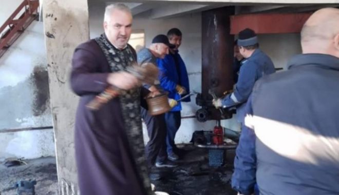 Popă, chemat să sfințească țevile de apă caldă. Primarul din oraș spune că nu știe cum a ajuns preotul acolo - popa-1641232147.jpg