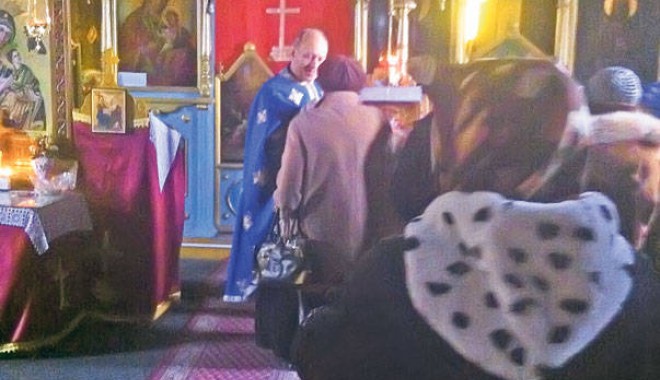 Un preot din CONSTANȚA a reinventat slujbele de exorcizare: RÂGÂIE în BISERICĂ - popaconstantaragaieexorcizareslu-1358754041.jpg