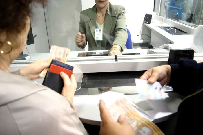 O bancă din România amendată cu 35.000 de lei după ce a pus poprire pe tot salariul unui client