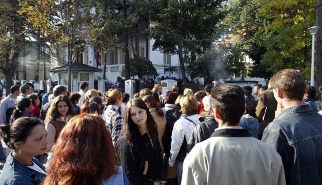 Previziuni sumbre: în 2100 vor mai fi doar 8 milioane de români - populatie-1373990556.jpg