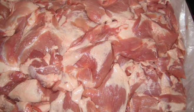 TREI tineri au lăsat o femeie bătrână fără mâncarea de Crăciun - porc-1482397733.jpg