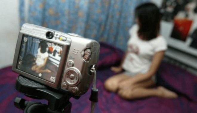 Scandal de pornografie infantilă la două licee de prestigiu din țară. Anchetatorii au ridicat patru băieți de la ore