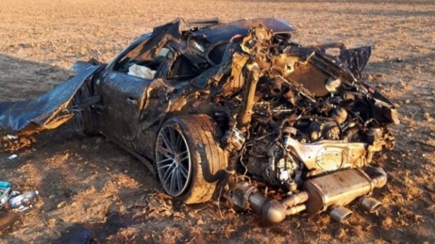 Accident grav pe DN 71. Șoferul unui Porsche a murit, iar oamenii legii au găsit două sacoșe cu lire sterline - porsche97837700-1531722693.jpg