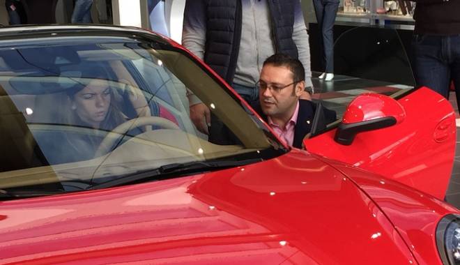 Ce cadou a primit Simona Halep după Turneul Campioanelor - porschegivessimonahaleparedporsc-1414577868.jpg