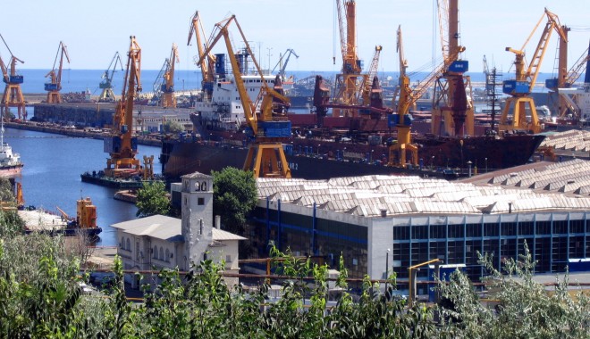 Inspectorii Ministerului Transporturilor au ajuns abia după 14 zile în portul Constanța - port-1335216656.jpg