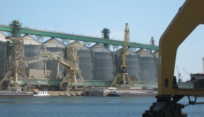 Traficul de cereale a crescut cu 53,13% în portul Constanța! - port-1337287404.jpg