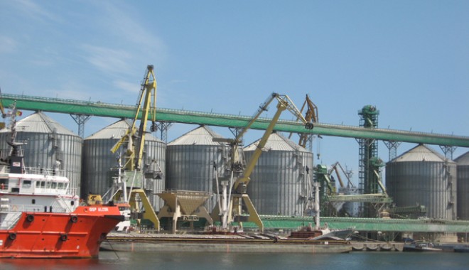 Traficul de mărfuri în porturile maritime românești a crescut cu 10% în 2012 - port-1358352863.jpg