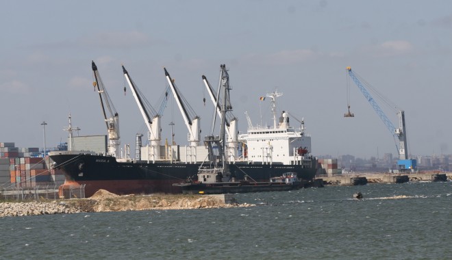 Trafic maritim record: 62 de nave sub operațiuni de încărcare – descărcare, în porturile Constanța și Midia - port-1382082183.jpg