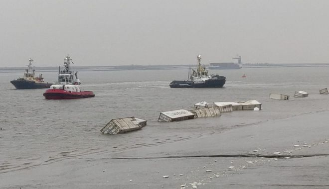 Traficul din portul Anvers a fost blocat de 30 de containere căzute în apă - port-1546606439.jpg