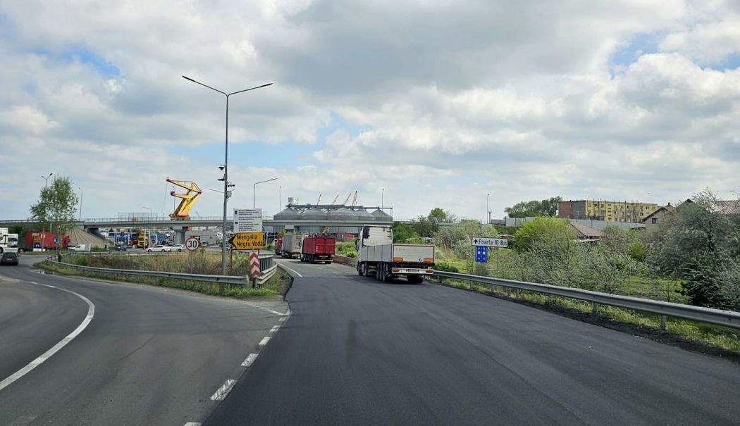 Continuă asfaltarea drumurilor intens circulate din Portul Constanţa - port-1713548916.jpg