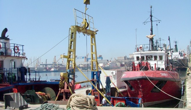 150 de voluntari și echipajele unor nave au făcut curățenie în portul Constanța - portconstanta-1316974135.jpg