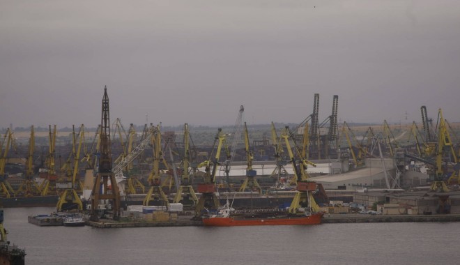 CONSTANȚA blocată de ceață - portconstantaad98a13955-1321777526.jpg