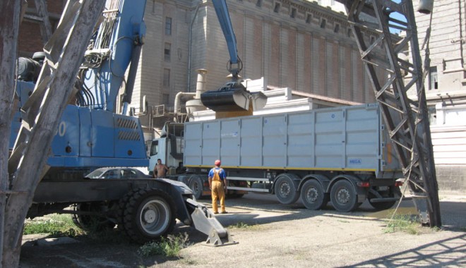 Portuarii mănâncă productivitate pe pâine - portconstantaiulie20128-1348690251.jpg