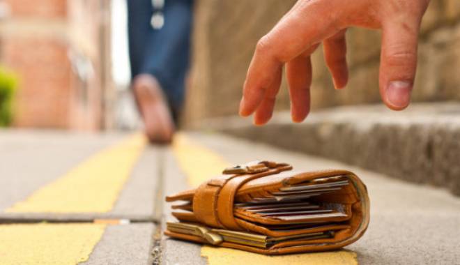 Polițiștii caută un constănțean pentru a-i da înapoi 9.000 de lei! - portmoneubani680x365-1455539600.jpg
