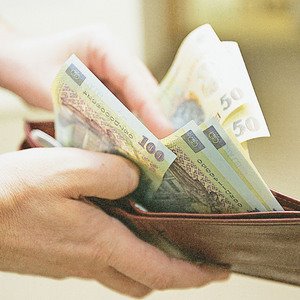 Hoț ghinionist: prins de un polițist când fura un portofel - portofelcubani-1321534605.jpg