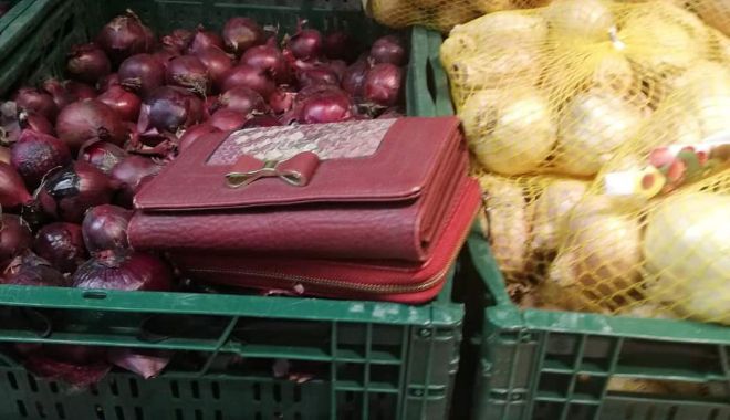 Un jandarm, aflat în timpul liber, a găsit două portofele în supermarket și le-a predat celor care le uitaseră - portofele-1553679190.jpg