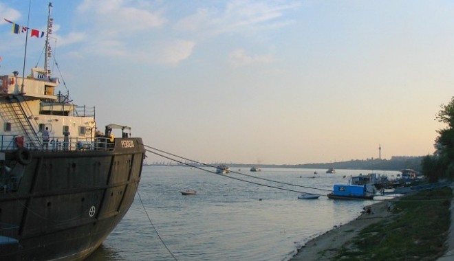Dunărea continuă să scadă - portofgalati-1316072375.jpg