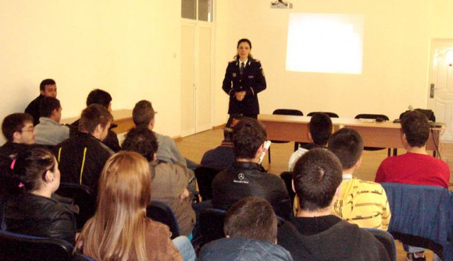 Portretele robot și testarea la detectorul de minciuni, predate elevilor din Constanța - portretelerobotsiamprentele1-1396979356.jpg