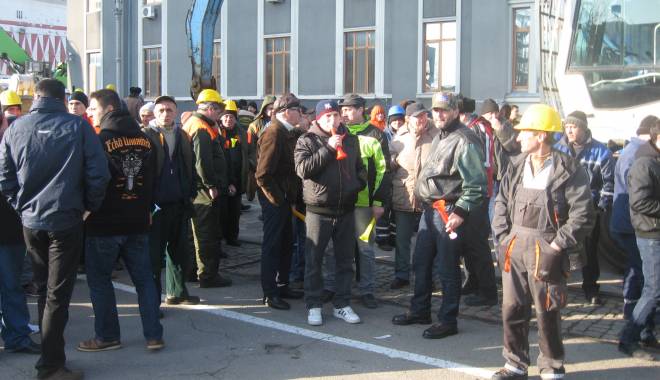 Portuarii constănțeni reiau protestele la Ministerul Transporturilor - portuariireiau-1430826833.jpg