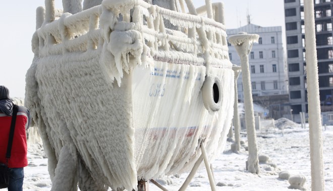 FOTOGRAFII SPECTACULOASE/ Gerul a transformat ambarcațiunile din portul Tomis în statui de gheață - portultomisambarcatiuniinghetate-1328794494.jpg