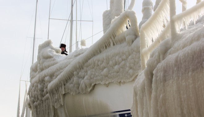 FOTOGRAFII SPECTACULOASE/ Gerul a transformat ambarcațiunile din portul Tomis în statui de gheață - portultomisambarcatiuniinghetate-1328794502.jpg