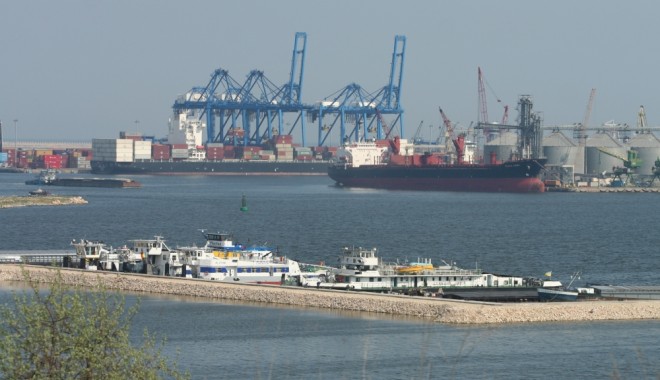 Infotrafic: Traficul se desfășoară cu dificultate, Portul Midia închis - portvapor11353916957-1381475170.jpg
