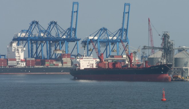 Porturile Constanța și Midia: 42 de nave sub operațiuni de încărcare - descărcare - portvapor3-1373009500.jpg