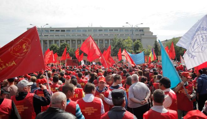 Poștașii au ieșit în stradă. Ei reclamă că majoritatea lucrează pe salariul minim pe economie