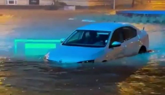 Potop în Tulcea după o ploaie de cod portocaliu. Mașini, curți și străzi, distruse de ape - potop-1690911126.jpg