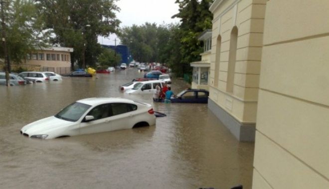 Potop în Tulcea după o ploaie de cod portocaliu. Mașini, curți și străzi, distruse de ape - potop-2-1690911113.jpg
