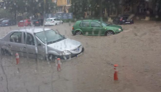 Potop în Tulcea după o ploaie de cod portocaliu. Mașini, curți și străzi, distruse de ape - potop-3-1690911052.jpg