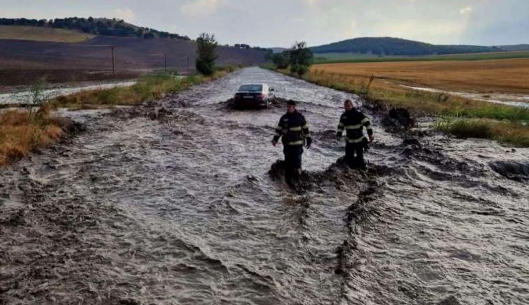 Potop în județul Tulcea. Viitura a surprins 12 autoturisme şi un microbuz - potop-in-tulcea-1721323331.jpg