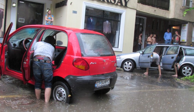 Galerie FOTO. Potop la Constanța! Zeci de străzi inundate și mașini avariate - potopconstanta-1403026375.jpg