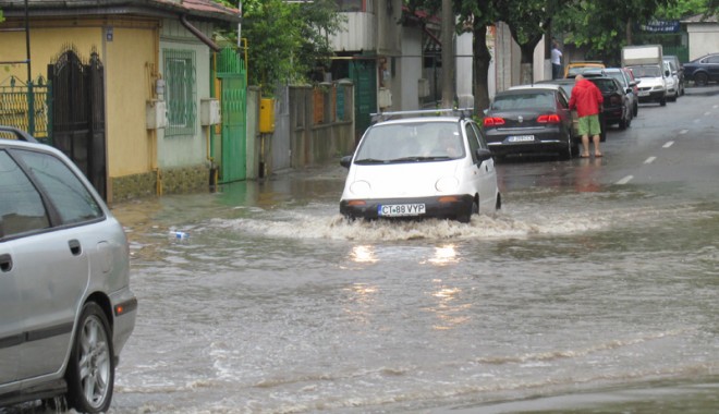 Galerie FOTO. Potop la Constanța! Zeci de străzi inundate și mașini avariate - potopconstanta1-1403026315.jpg