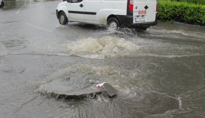 Cod portocaliu. Sistemul de canalizare stradal din Constanța, depășit de cantitatea de precipitații - potopconstanta41403026332-1403268650.jpg