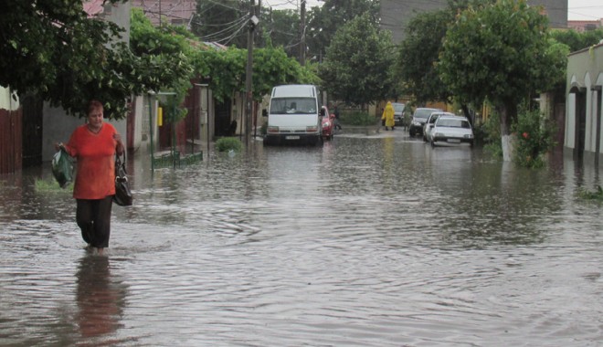 Galerie FOTO. Potop la Constanța! Zeci de străzi inundate și mașini avariate - potopconstanta5-1403026342.jpg