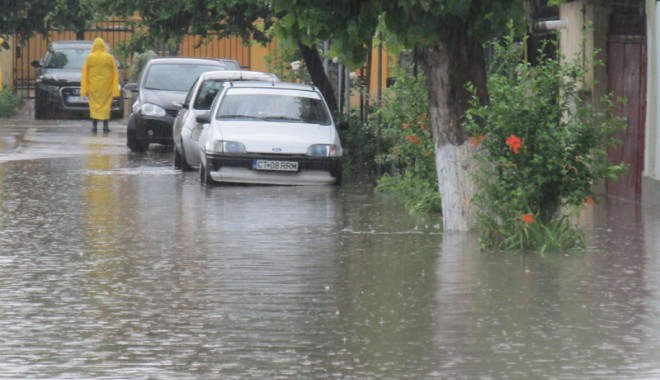Galerie FOTO. Potop la Constanța! Zeci de străzi inundate și mașini avariate - potopconstanta6-1403026353.jpg