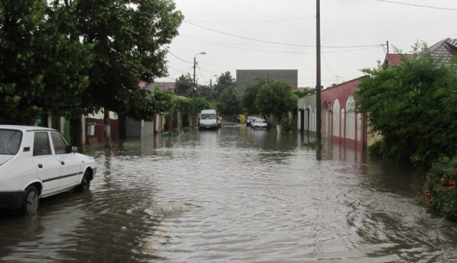 Galerie FOTO. Potop la Constanța! Zeci de străzi inundate și mașini avariate - potopconstanta7-1403026364.jpg