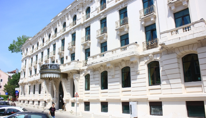 Caz revoltător la Constanța! Bărbat LOVIT DE O MAȘINĂ, după ce a încercat să evite BUCĂȚI DESPRINSE din HOTELUL PALACE - poveste311431962384-1462705599.jpg