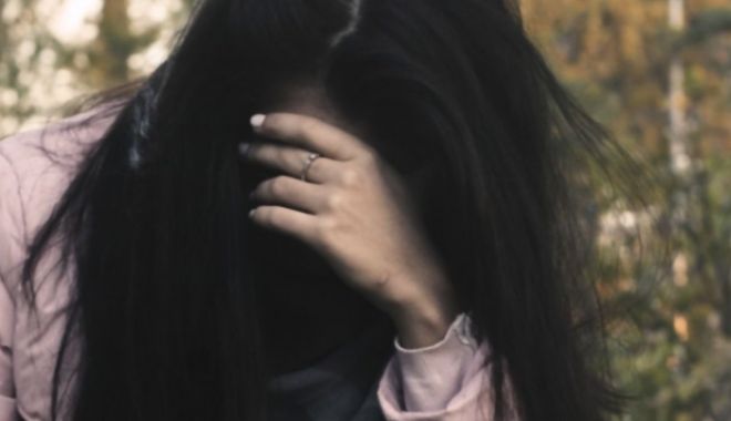 Un bărbat de 28 de ani, reţinut după ce a răpit o fată de 17 ani din curtea locuinţei - povesteaincredibilaainterlopilor-1690106462.jpg