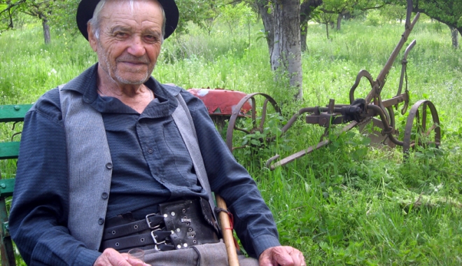 Povestea lui Mitu Ciocea, omul care a crescut și a trăit între animale - povestealuimituciocea-1494767172.jpg
