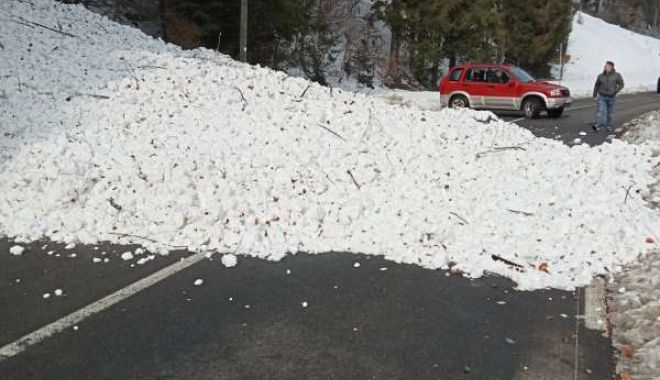 Şoferi, atenţie! Drum blocat de o avalanşă! - poya-1676633010.jpg