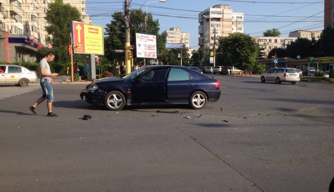 Galerie foto. Accident rutier în Constanța! Patru mașini implicate, două victime - poz1-1436251212.jpg