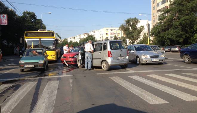 Galerie foto. Accident rutier în Constanța! Patru mașini implicate, două victime - poz2-1436251222.jpg
